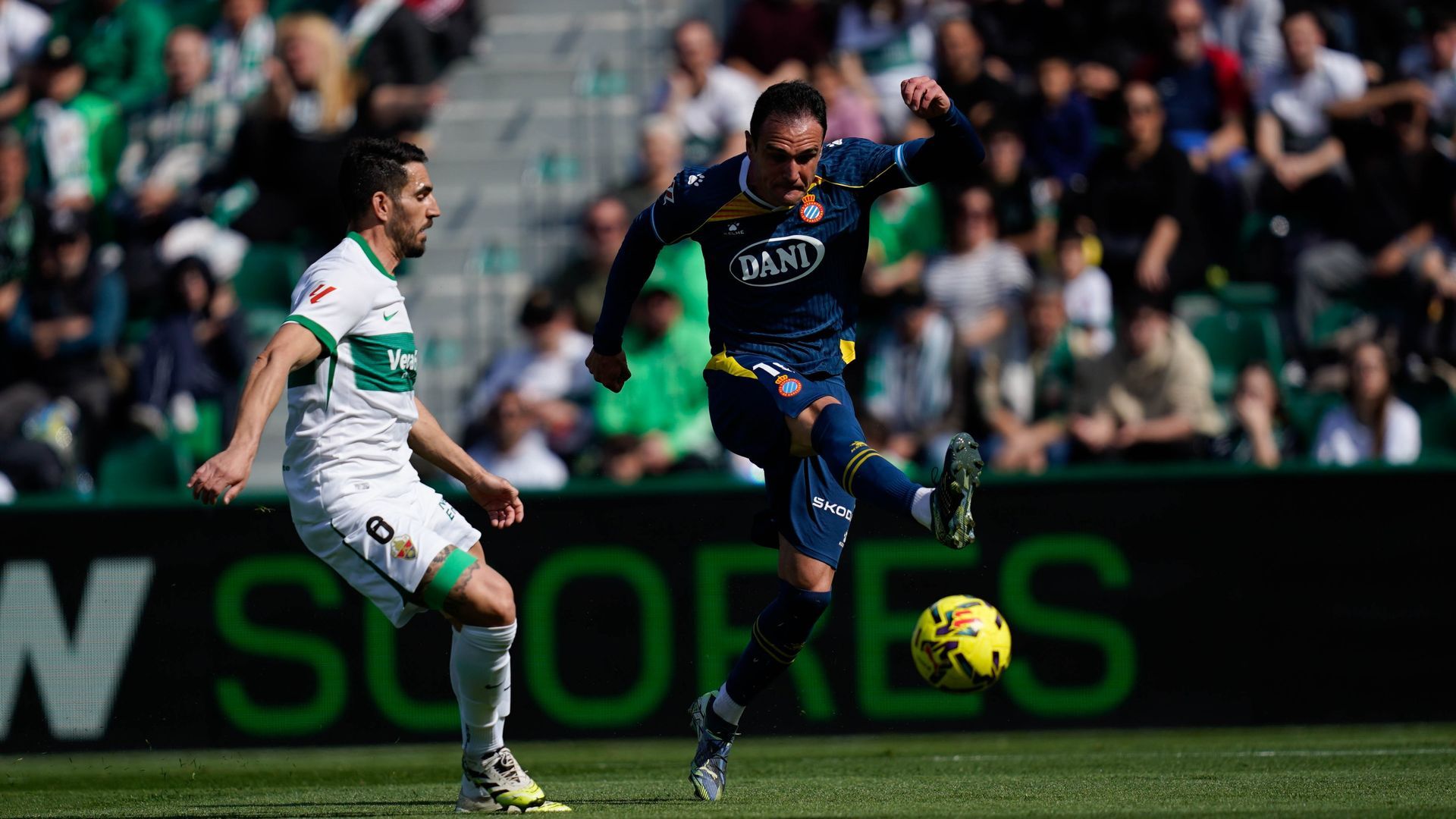 Kike García dispara a gol en el Espanyol-Elche