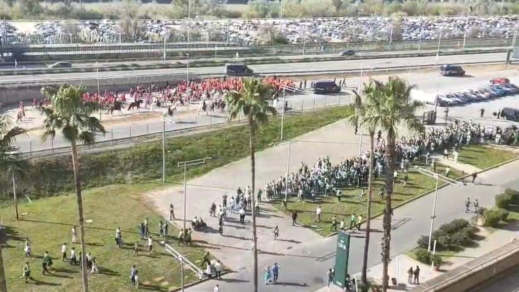 Llegada de los aficionados del Sevilla a La Cartuja
