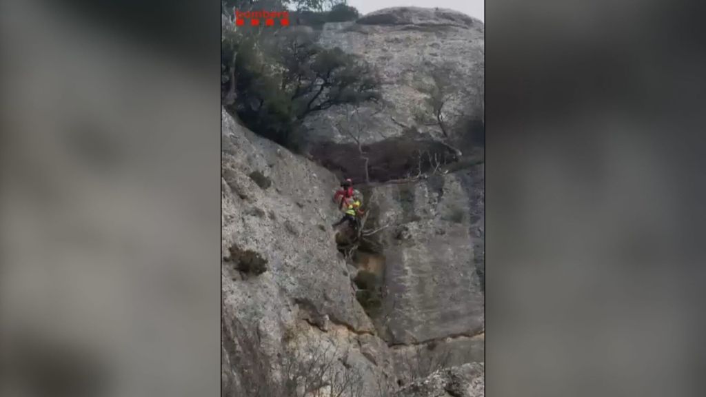 Los bomberos realizan tres rescates a excursionistas en montañas de Cataluña: uno quedó colgado en un árbol