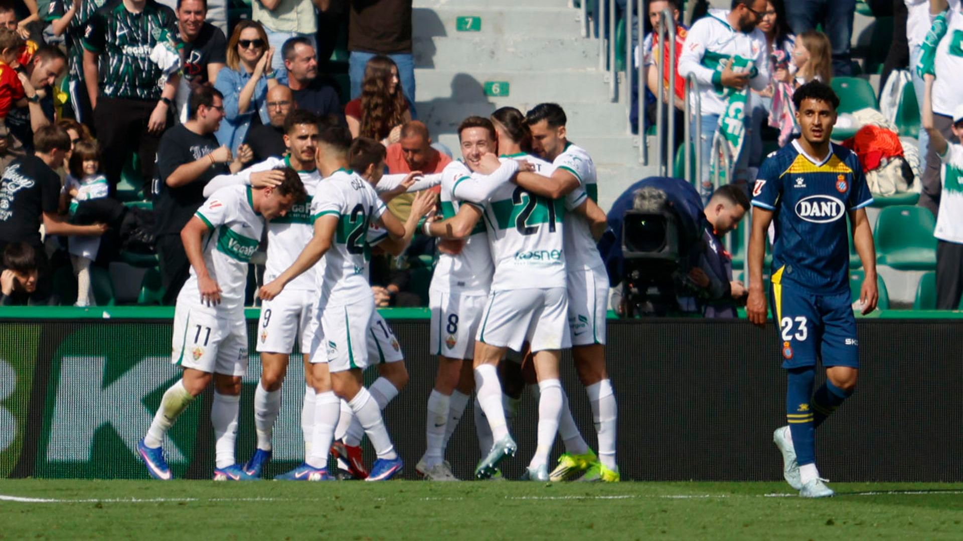 Los jugadores del Elche celebrando el gol contra el Espanyol