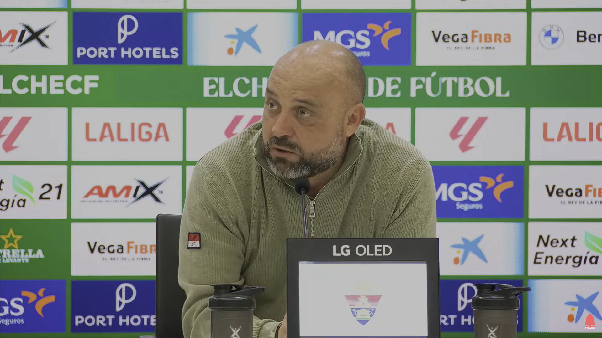 Manolo González, en sala de prensa con el Elche Manolo González, en sala de prensa con el Elche