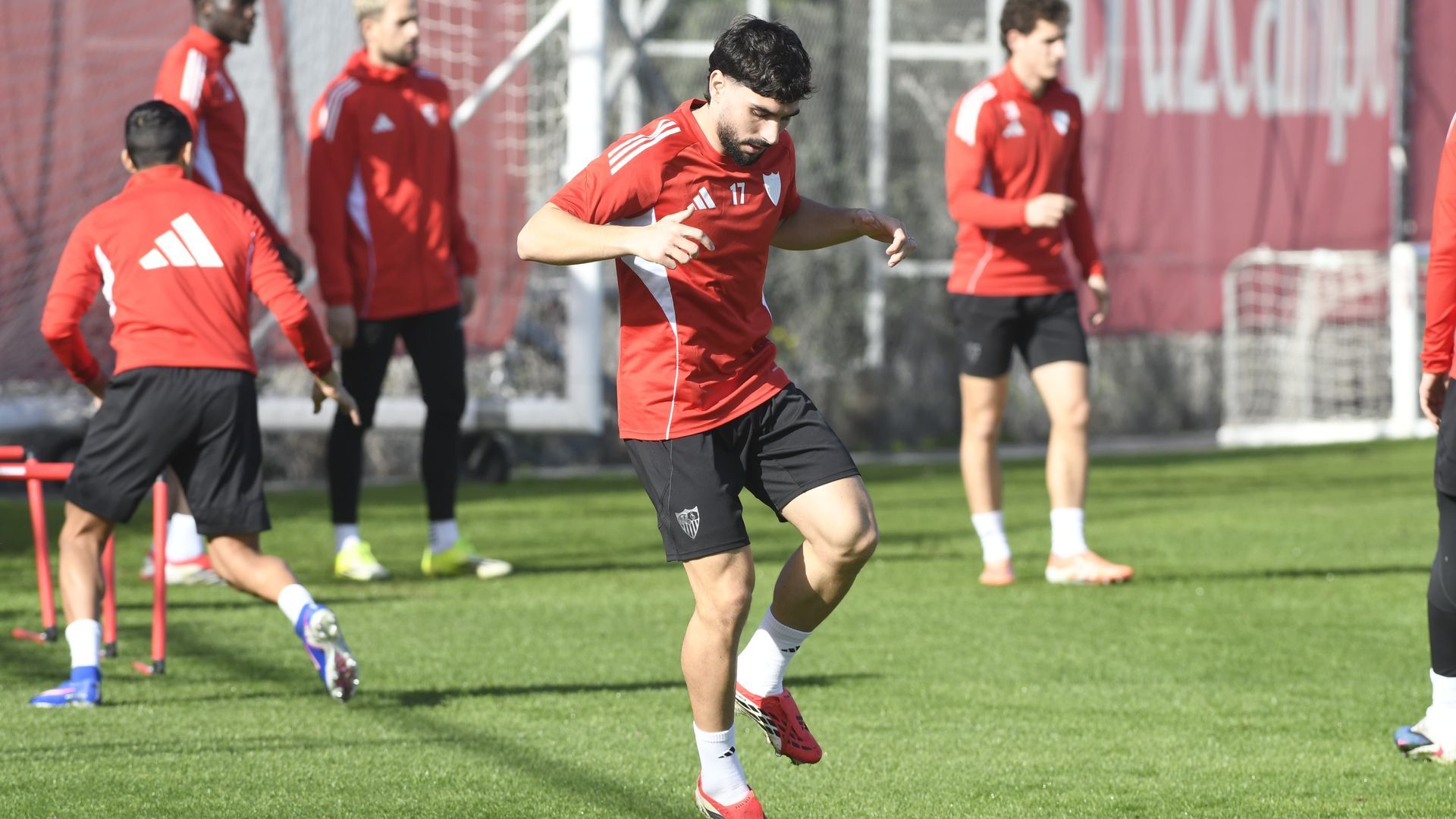 Neal Maupay, entrenando con el Sevilla