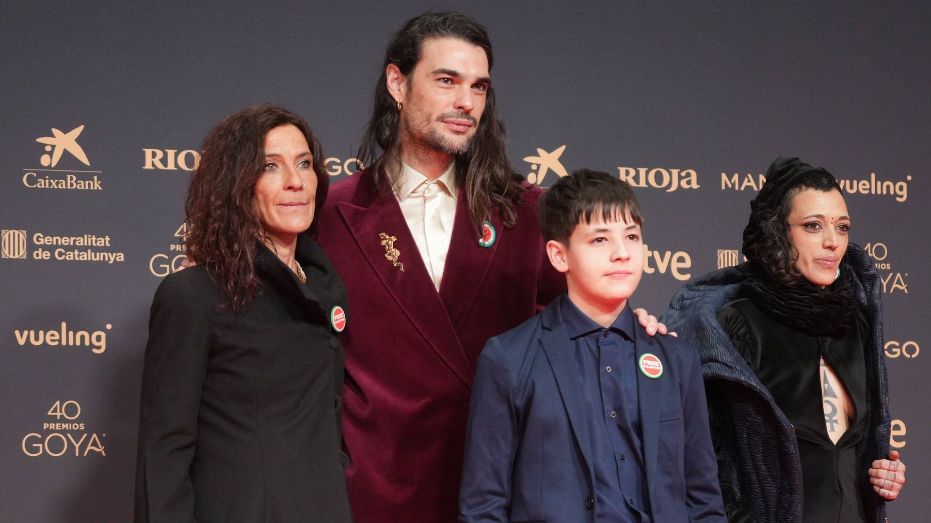 Oliver Laxe, junto a parte del reparto de 'Sirat' en los Premios Goya 2026