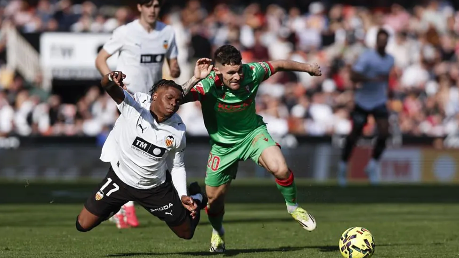 Ramazani cae ante Javi Galán, de Osasuna