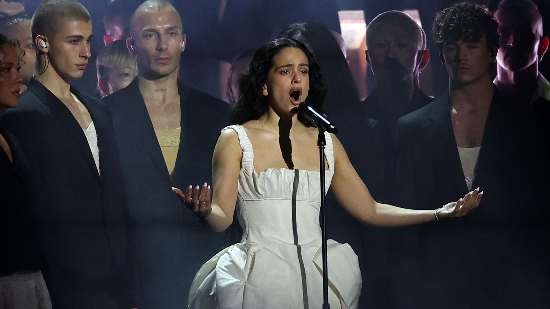 Rosalía actuando en los Premios BRIT 2026