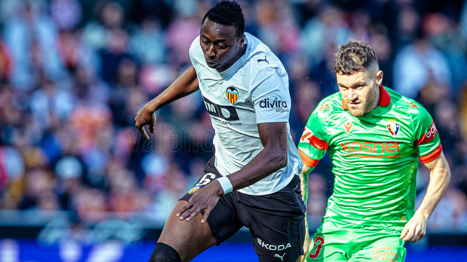 Sadiq ante Javi Galán de Osasuna