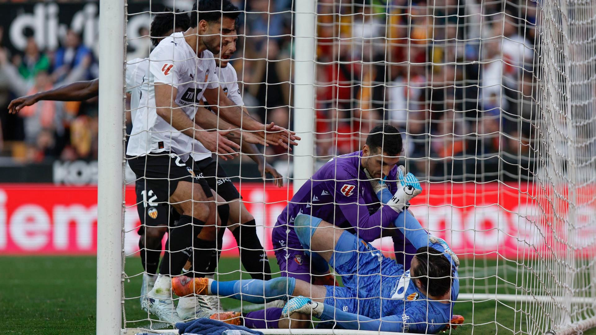 Sergio Herrera en el momento del empujón a Dimitrievski Sergio Herrera en el momento del empujón a Dimitrievski