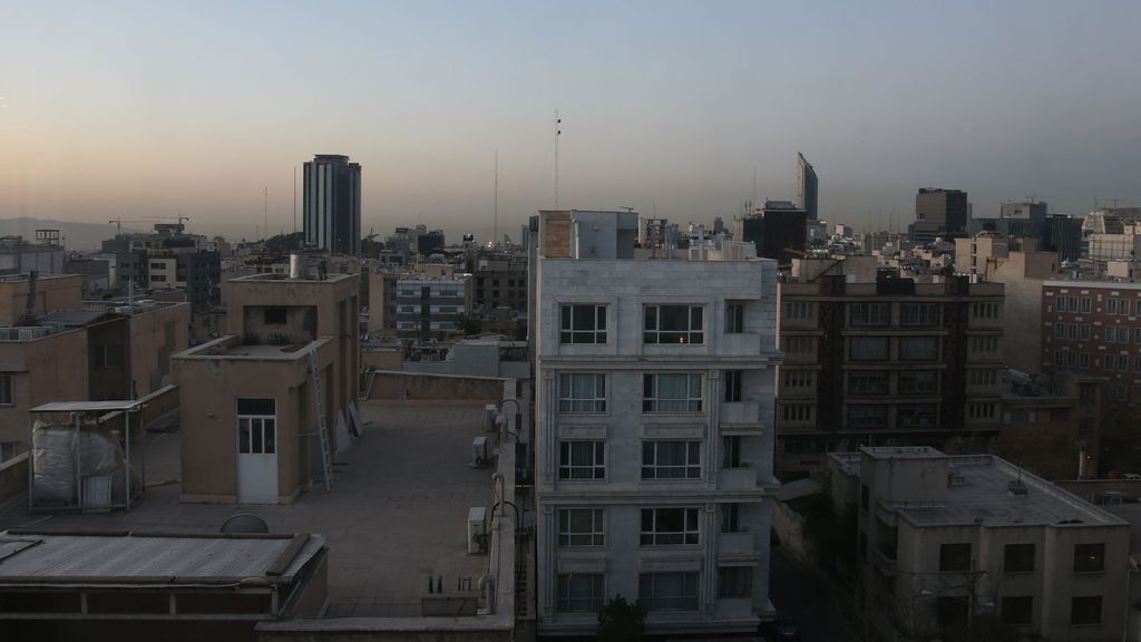 Teherán, casi desierta tras la muerte de Jamenei: una nueva oleada de bombardeos siembra el caos