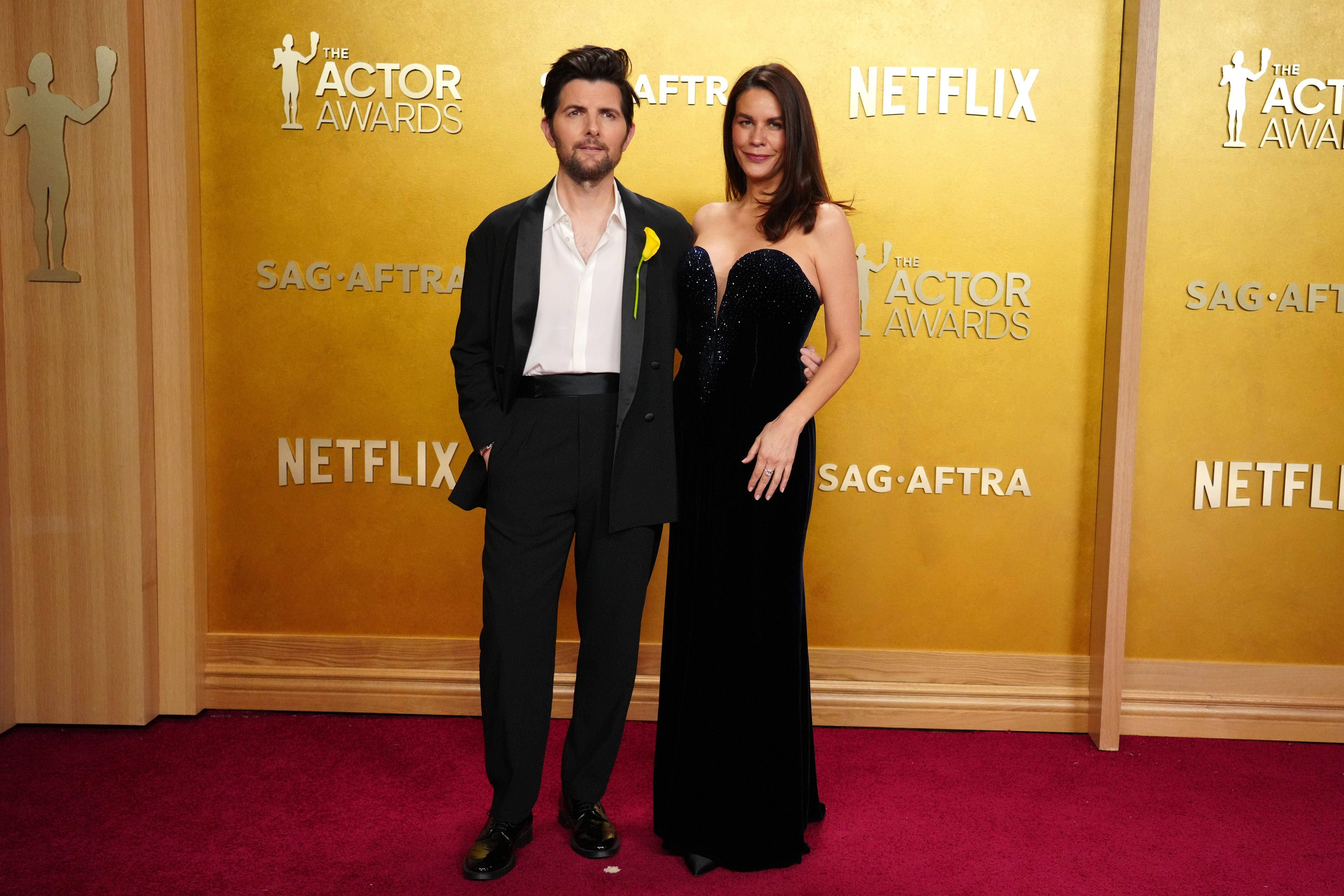 Adam Scott y Naomi Scott