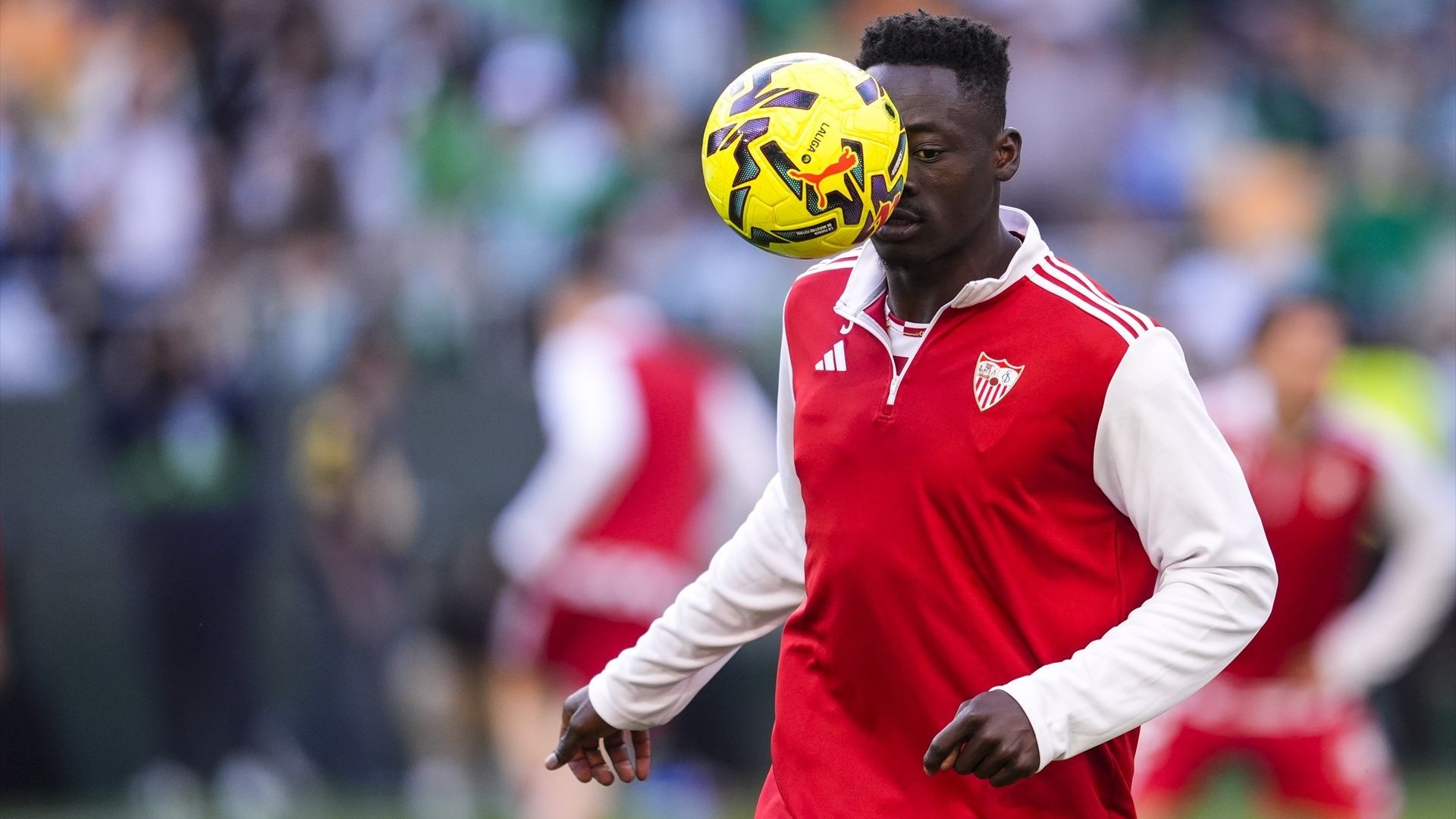 Akor Adams, en el calentamiento del derbi Betis-Sevilla