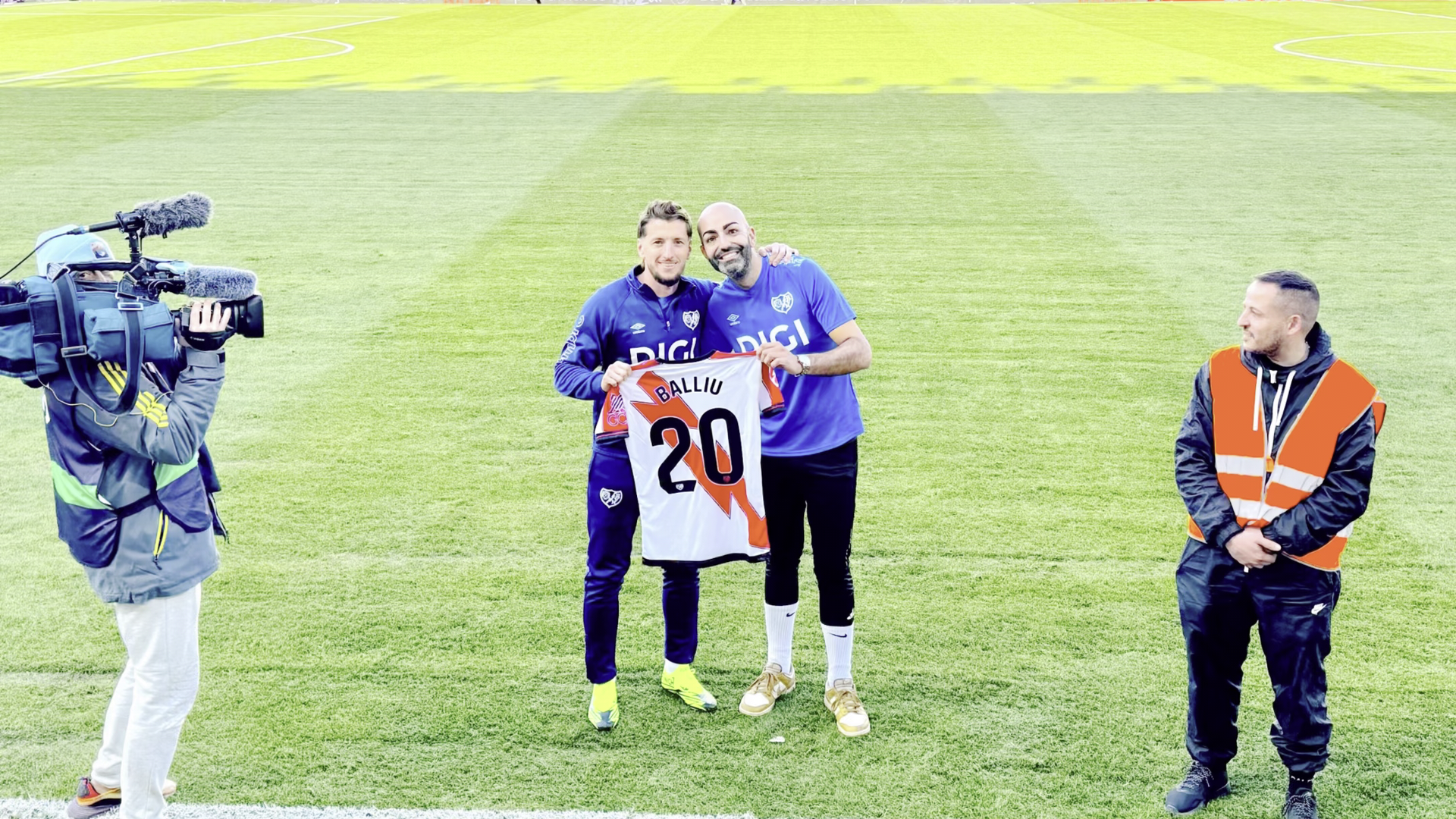 Balliu sacandose una foto con un athleticzale