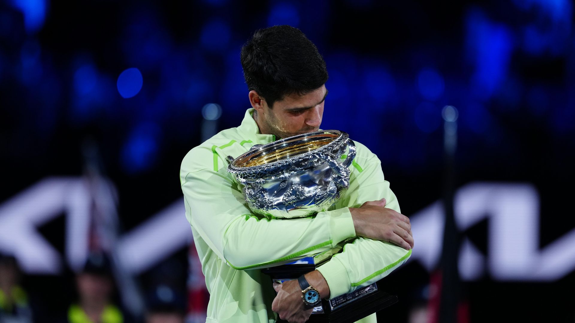 Carlos Alcaraz con el título del Open de Australia Carlos Alcaraz con el título del Open de Australia