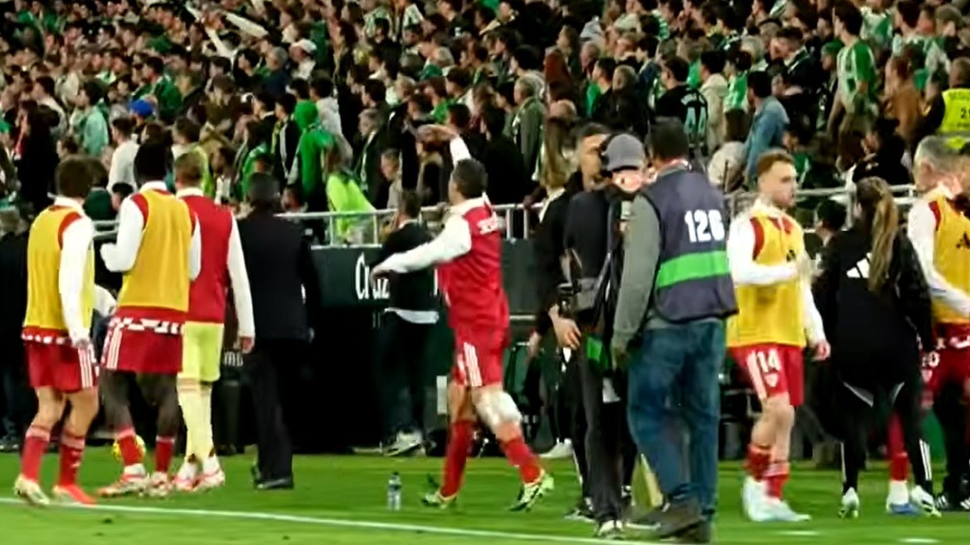 César Azpilicueta, llamando a sus compañeros tras el gol César Azpilicueta, llamando a sus compañeros tras el gol