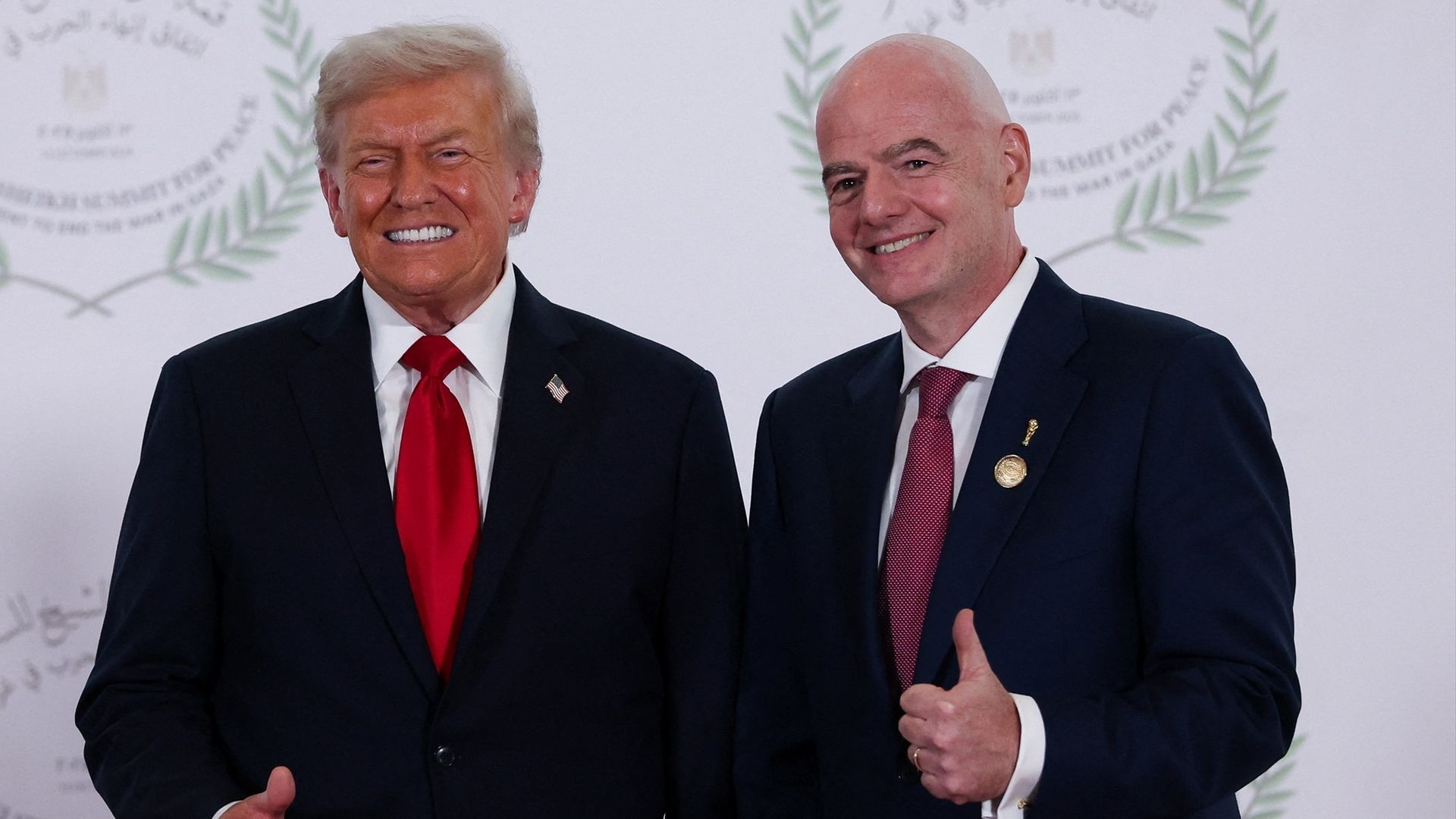Donald Trump y Giani Infantino en la cumbre por la paz en Egipto Donald Trump y Giani Infantino en la cumbre por la paz en Egipto