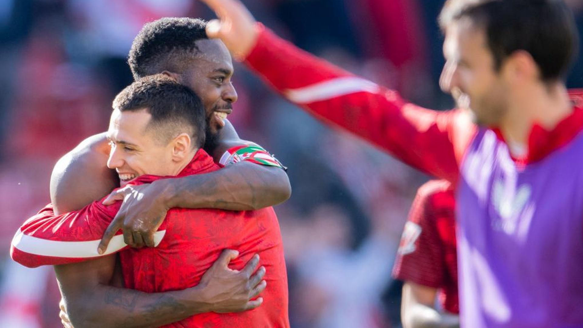 El capitán Iñaki Williams se abraza con Urko Izeta en Vallecas