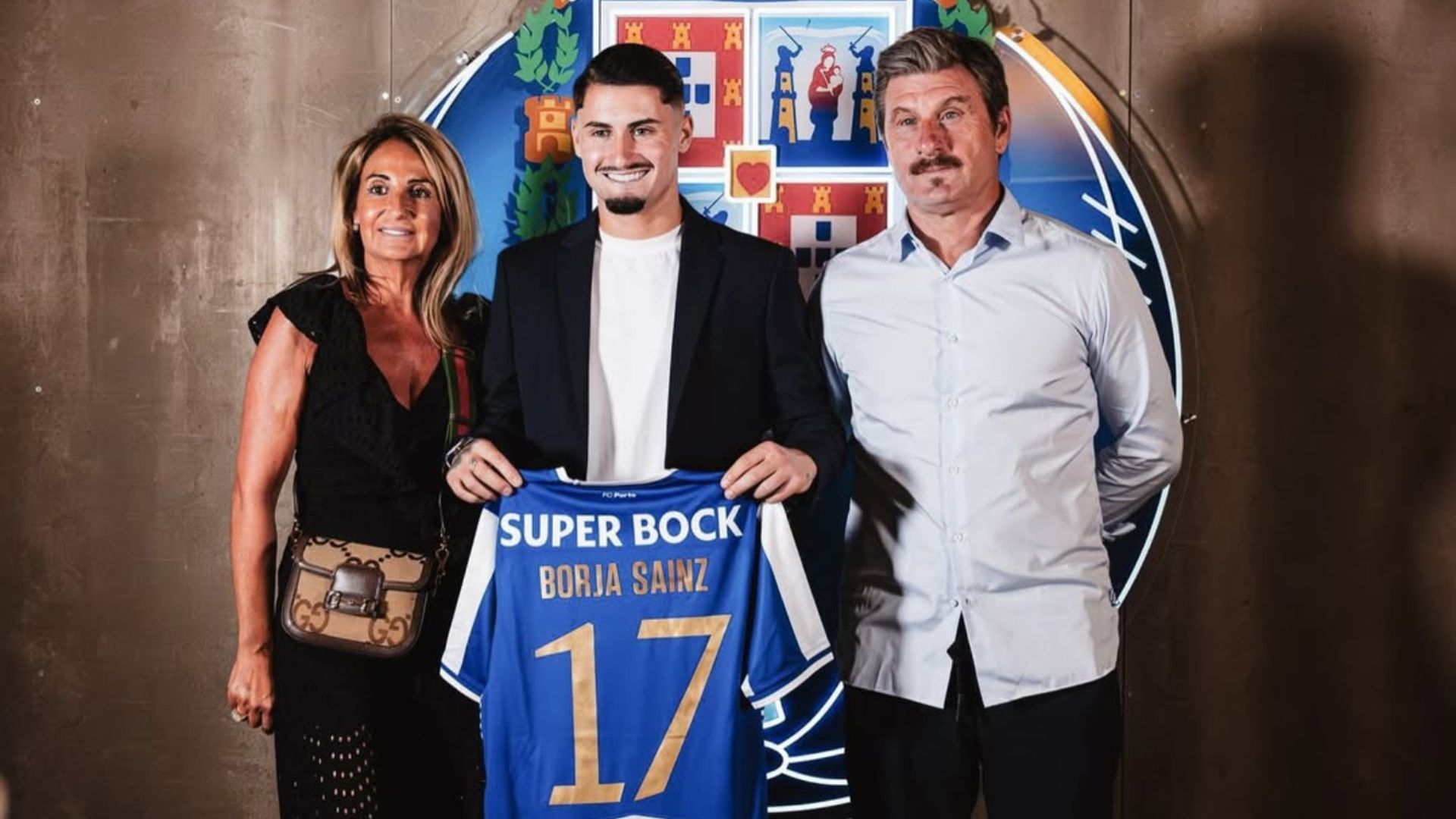 El futbolista Borja Sainz, junto a su madre, Begoña y su padre, Iñaki El futbolista Borja Sainz, junto a su madre, Begoña y su padre, Iñaki