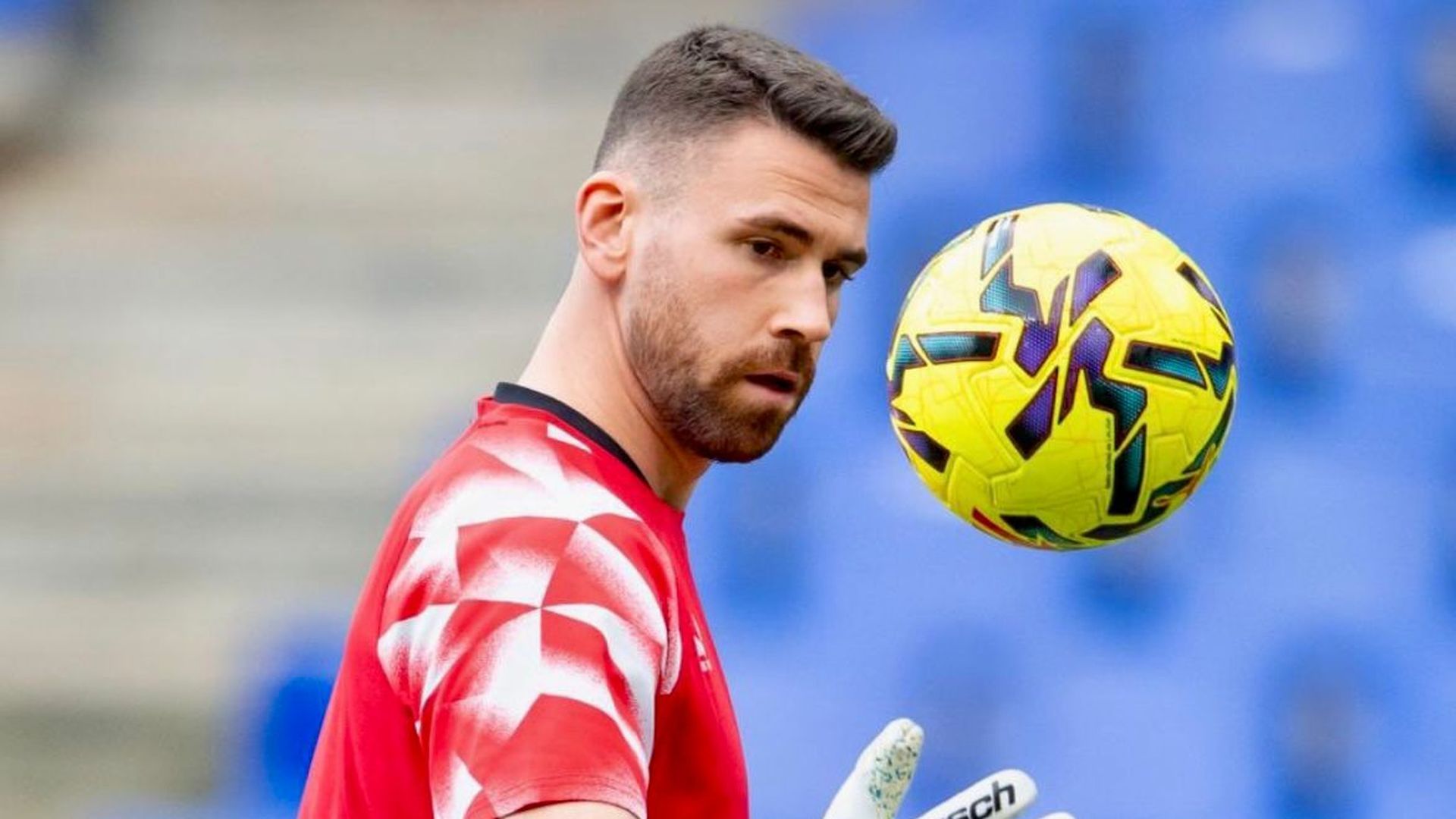 El portero Unai Simón calienta para jugar un partido El portero Unai Simón calienta para jugar un partido