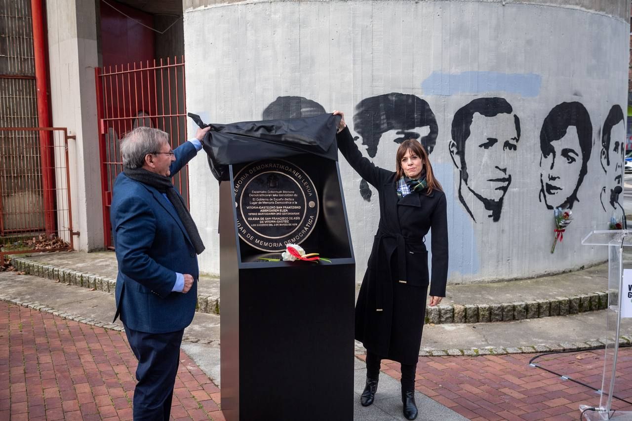 El secretario de Estado de Memoria Democrática, Fernando Martínez, ha destapado el distintivo de bronce junto a la alcaldesa, Maider Etxebarria