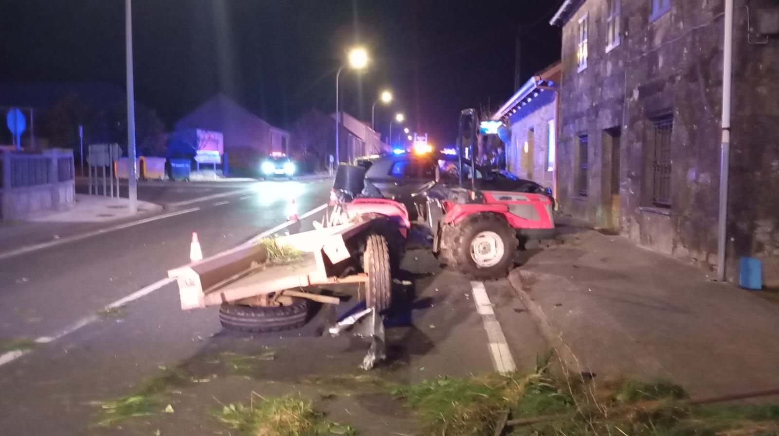El tractor contra el que impactó el vehículo quedó destrozado