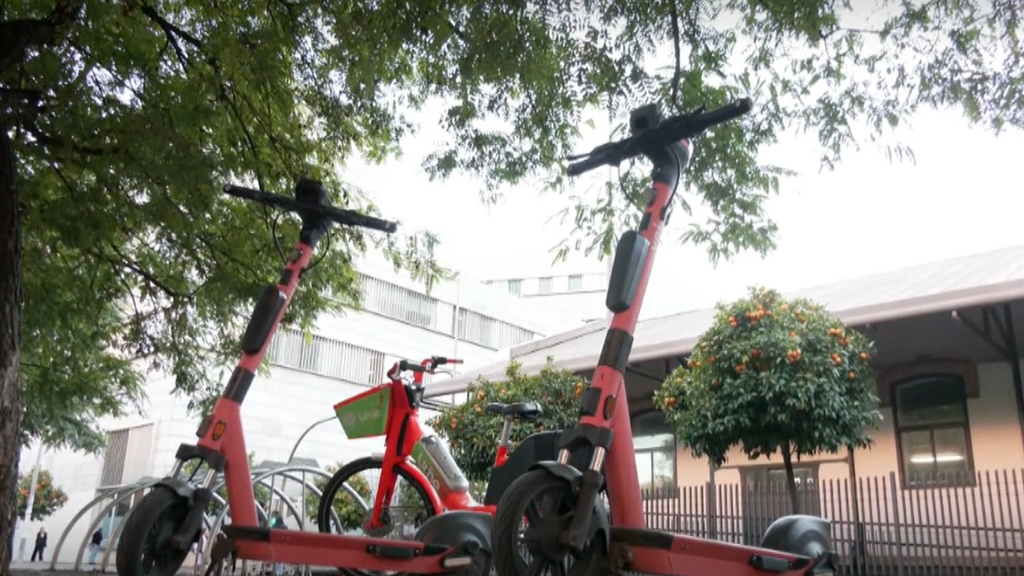 Entra en vigor la nueva normativa de los patinetes en Sevilla: los usuarios se podrán enfrentar a multas de hasta 500 euros