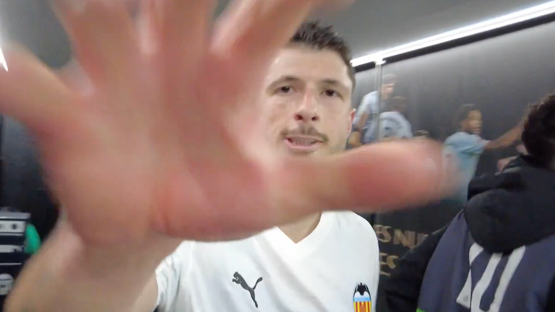 Guido Rodríguez al entrar al vestuario