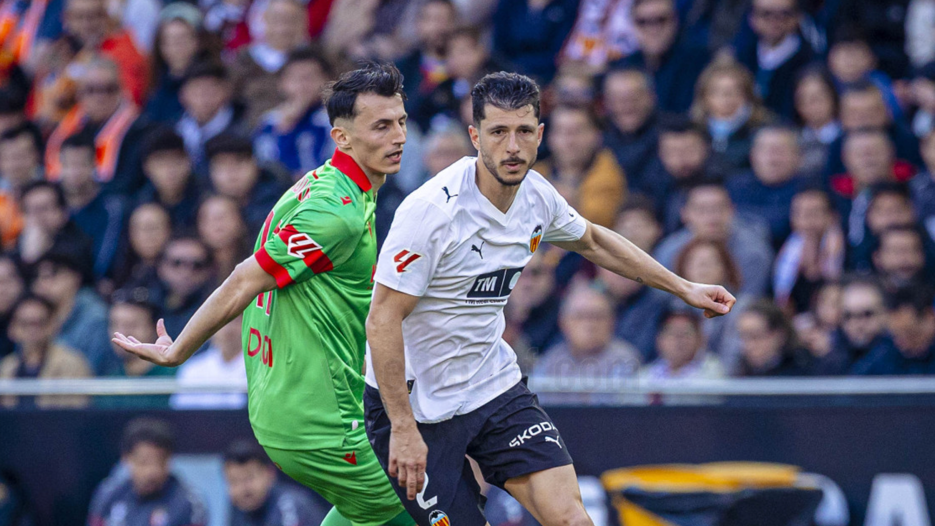 Guido Rodríguez ante Osasuna