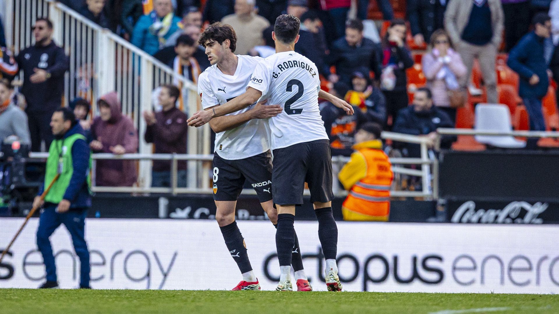 Guido Rodríguez y Javi Guerra en Mestalla