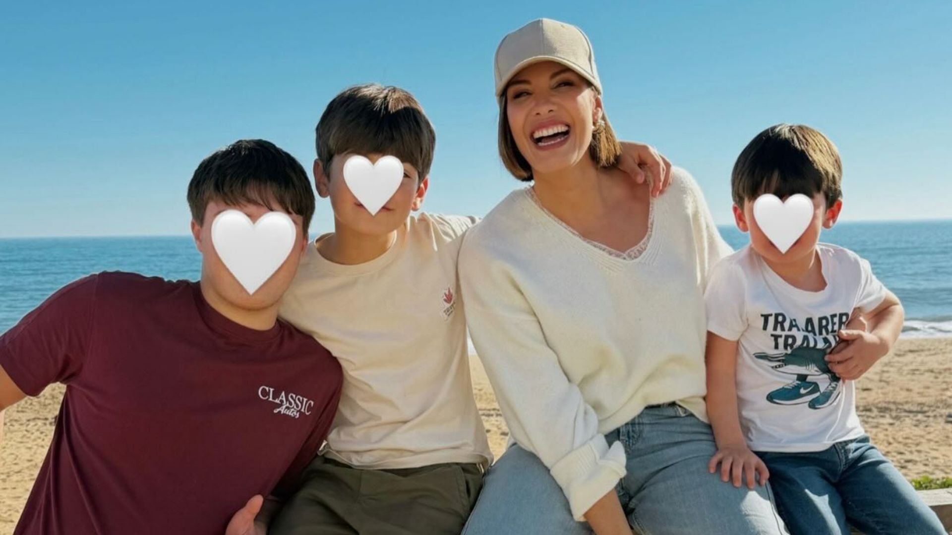 Jessica Bueno posa junto a sus hijos