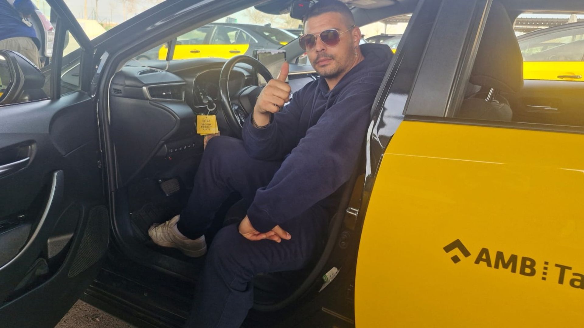 Jesule Fernández lleva tres años compaginando su pasión por el taxi y la música