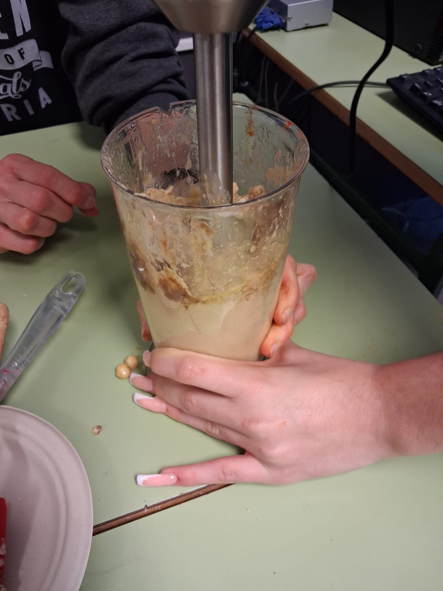 Los alumnos elaboran diferentes tipos de humus en una clase