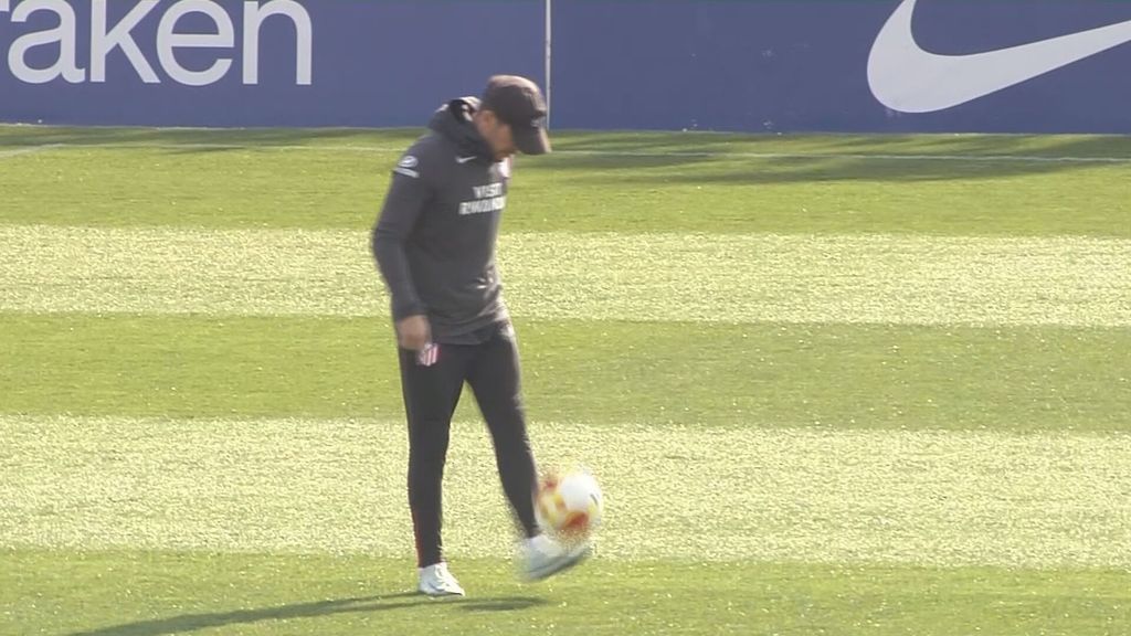 Simeone da pataditas y hace malabares con el balón en el entrenamiento del Atlético
