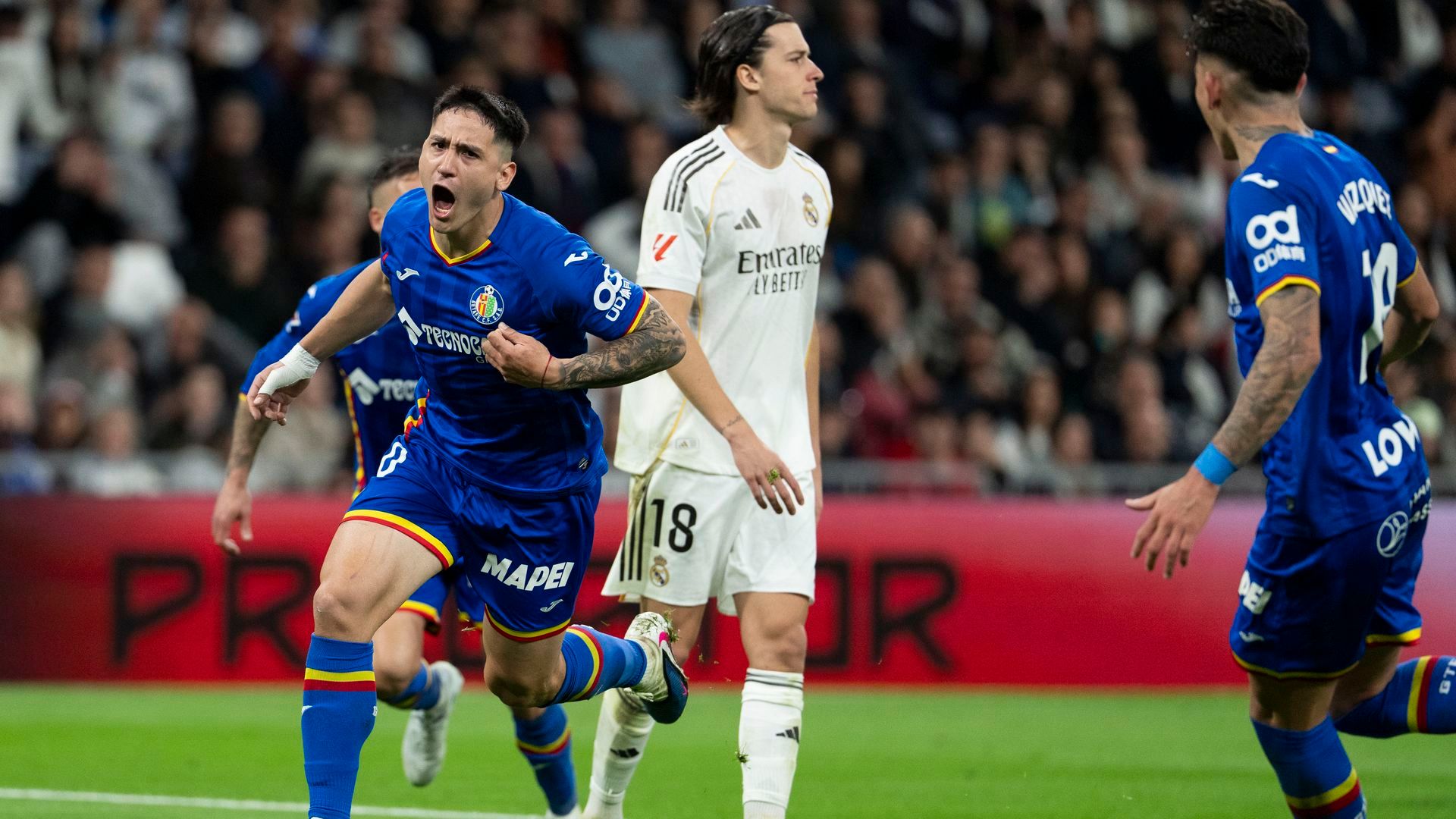 Martín Satriano celebra su gol en el Bernabéu