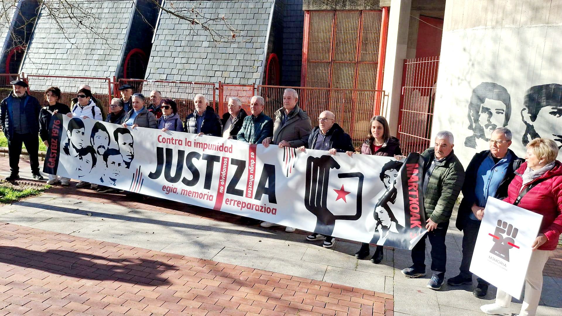 Miembros de la asociación Martxoak 3 ante la iglesia de Zaramaga donde ocurrió la matanza