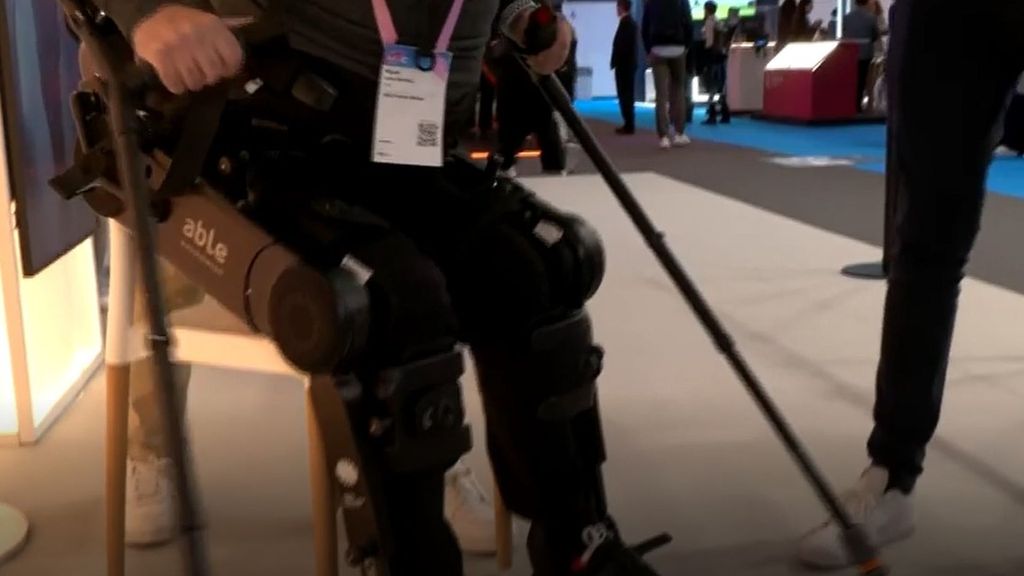 Lo último de la IA en el Mobile World Congress: Miguel puede andar durante algunas horas gracias a un exoesqueleto