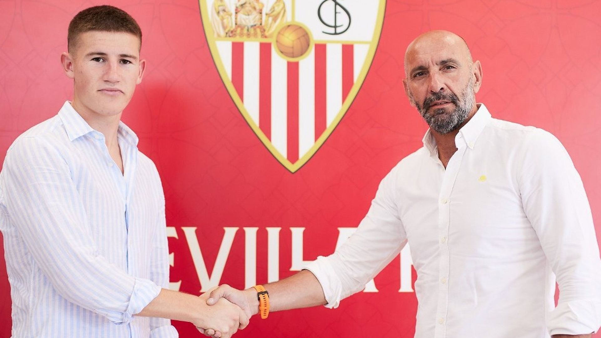 Oso, junto a Monchi, tras fichar por el Sevilla