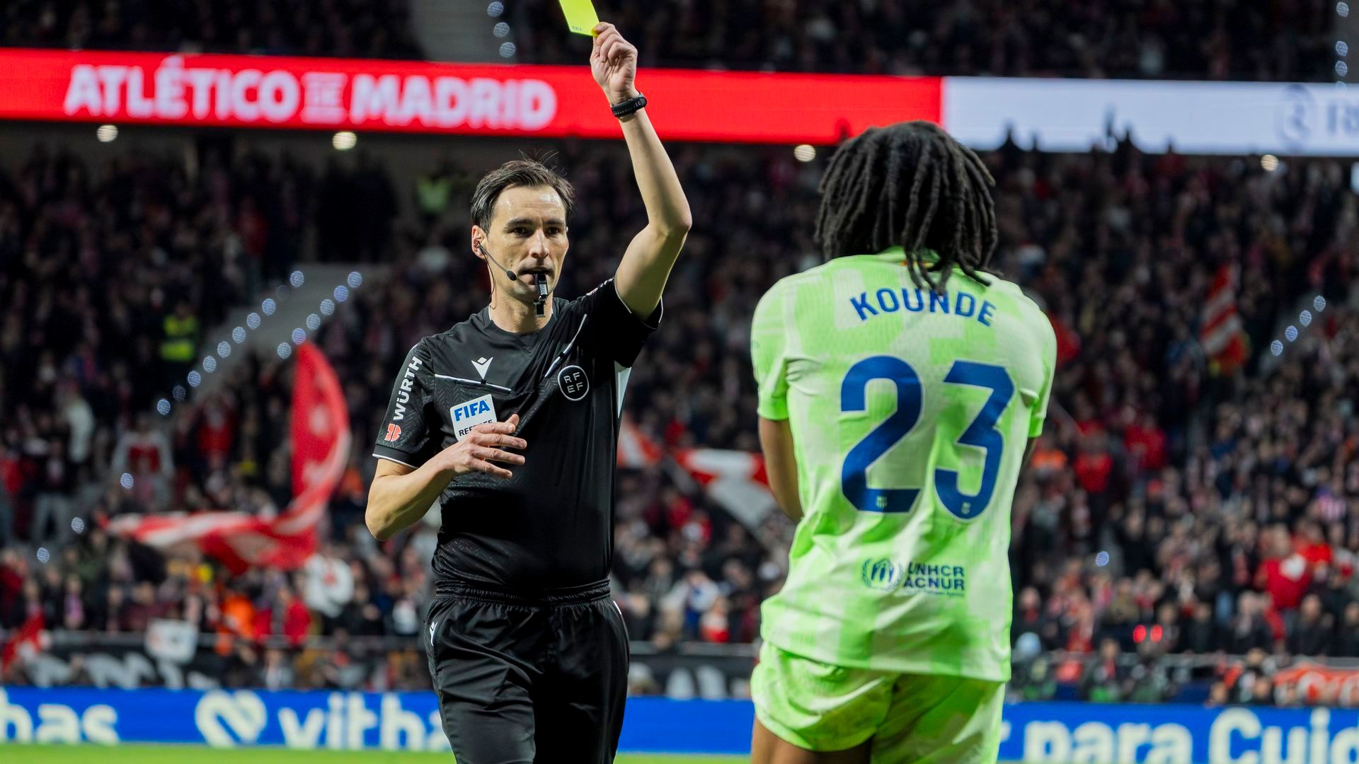 Ricardo de Burgos Bengoetxea amonesta a Jules Koundé