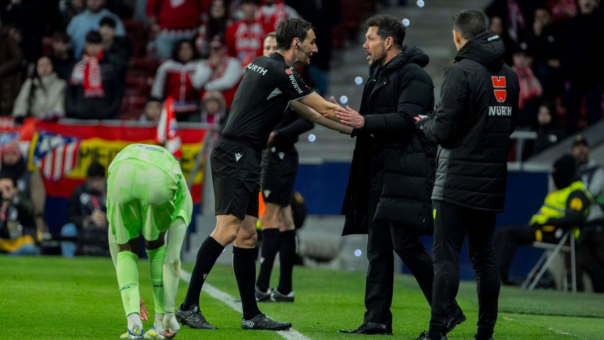 Ricardo de Burgos Bengoetxea tranquiliza a Simeone Ricardo de Burgos Bengoetxea tranquiliza a Simeone