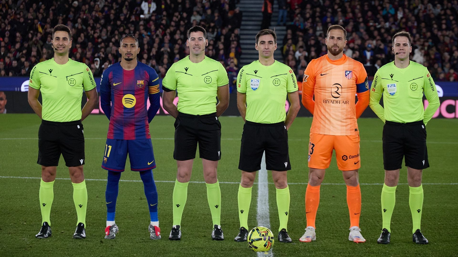 Ricardo de Burgos Bengoetxea y asistentes, en el FC Barcelona - Atlético de Madrid