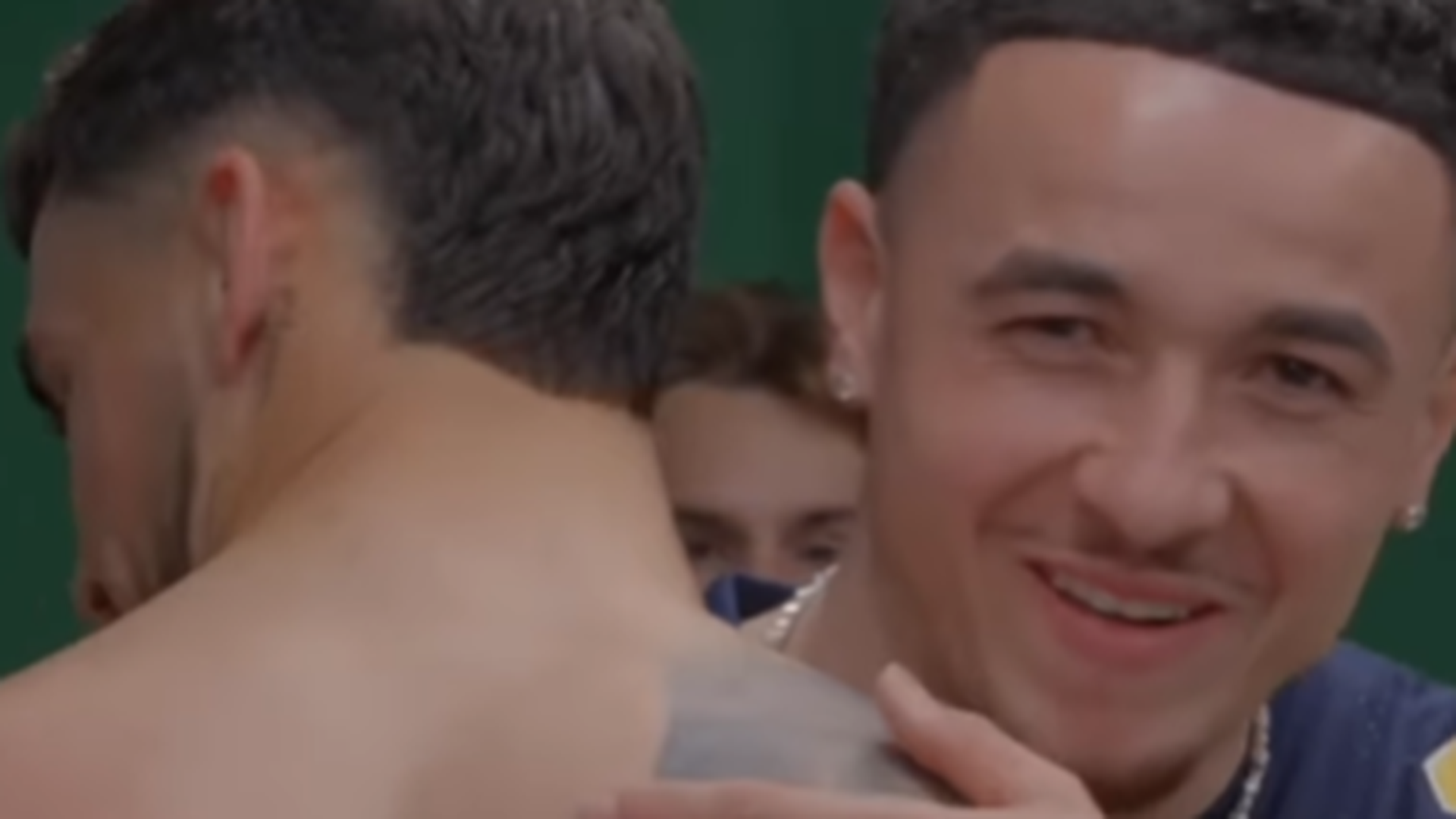 Rubén Vargas, abrazando a Isaac Romero.