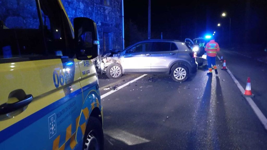 Un conductor, positivo por alcohol tras colisionar con un tractor en Cuntis y atropellar a una mujer que caminaba por la acera