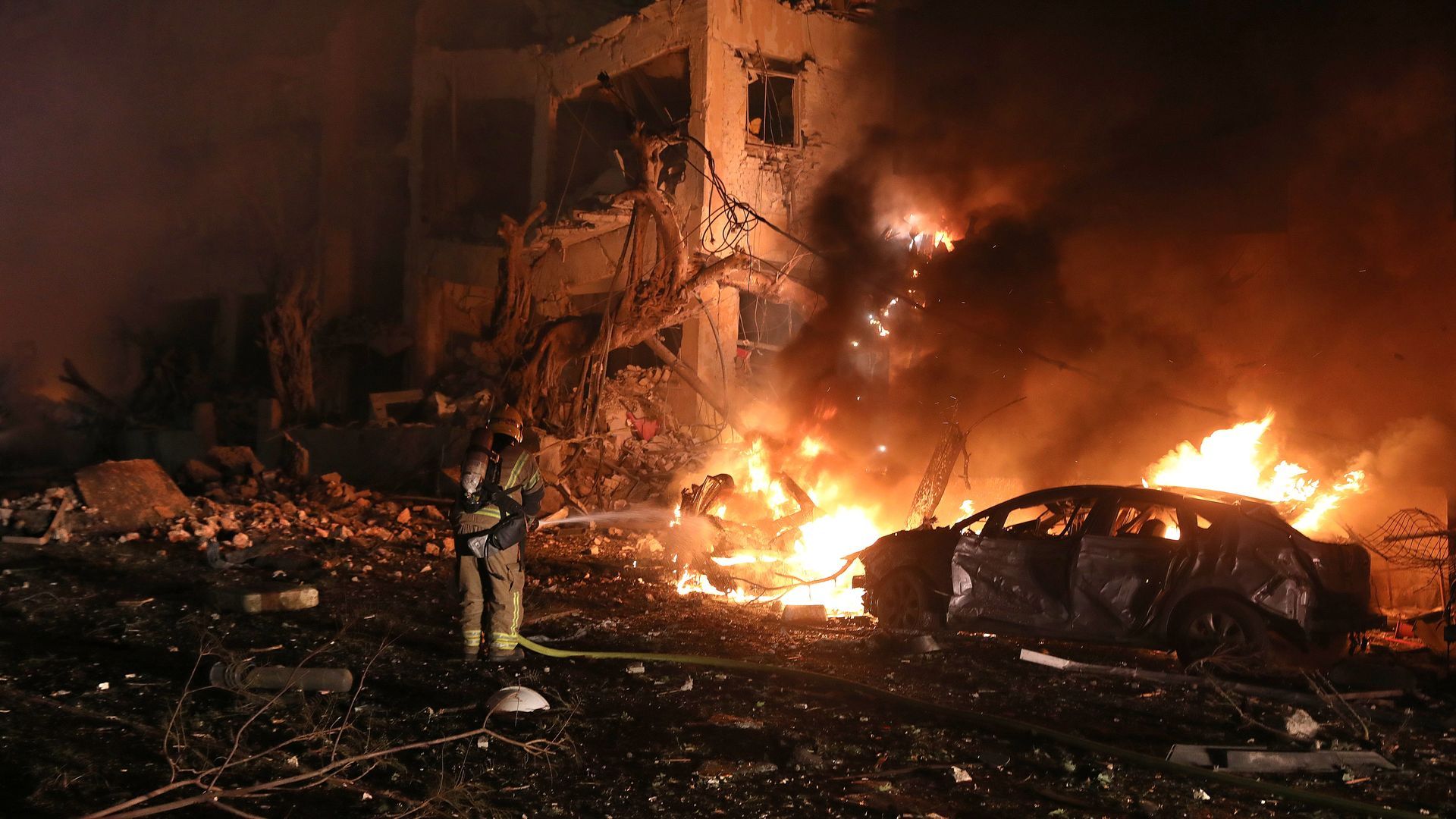 Un edificio en llamas en Irán Un edificio en llamas en Irán