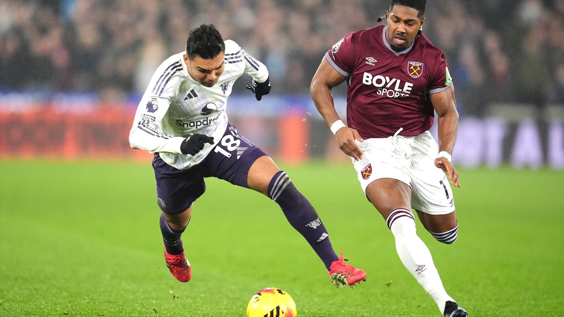 Adama Traoré, en un partido con el West Ham con Casemiro Adama Traoré, en un partido con el West Ham con Casemiro