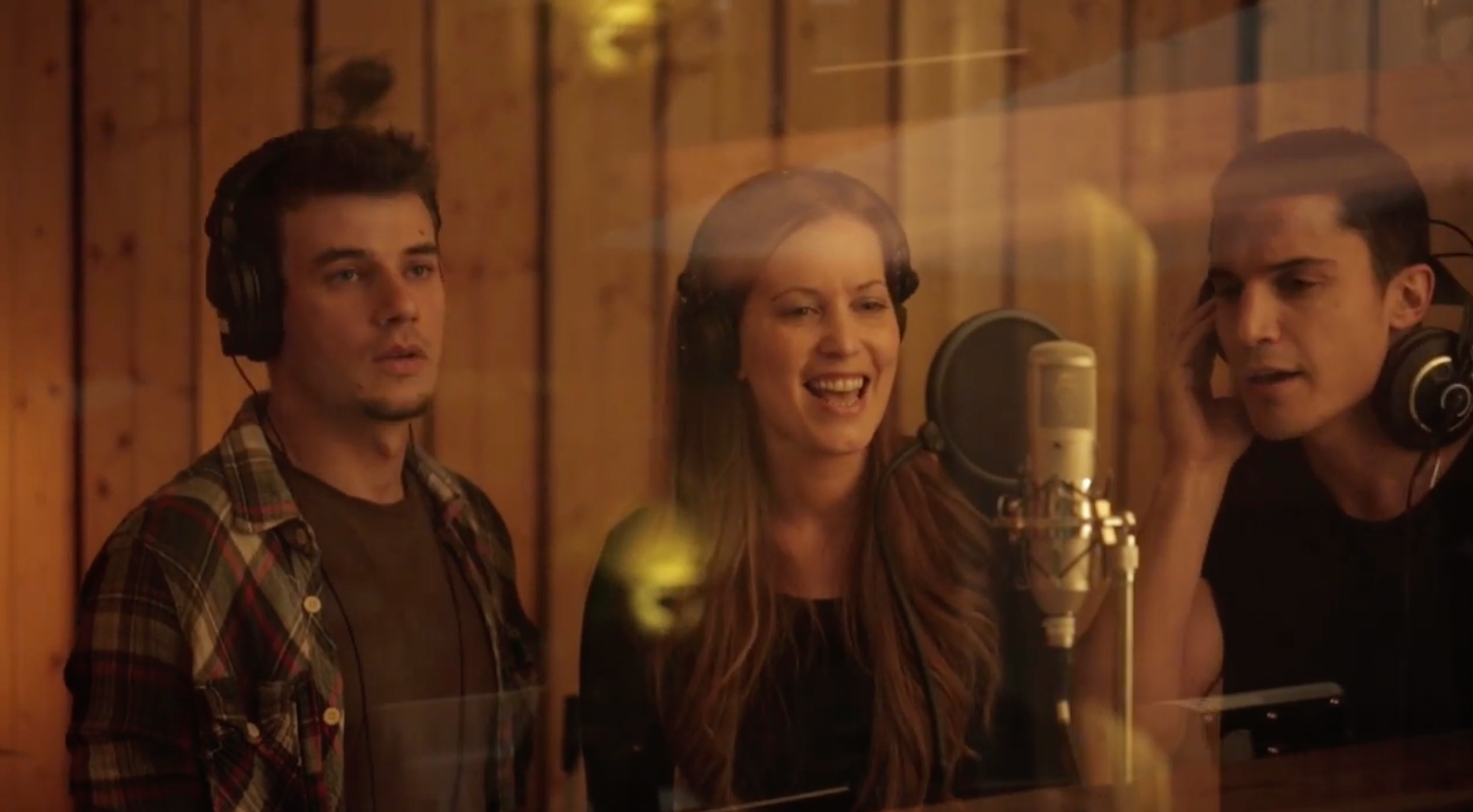 Álex, junto a Churi y otro miembro de El mundo de Murphy, interpretando 'En tus manos'