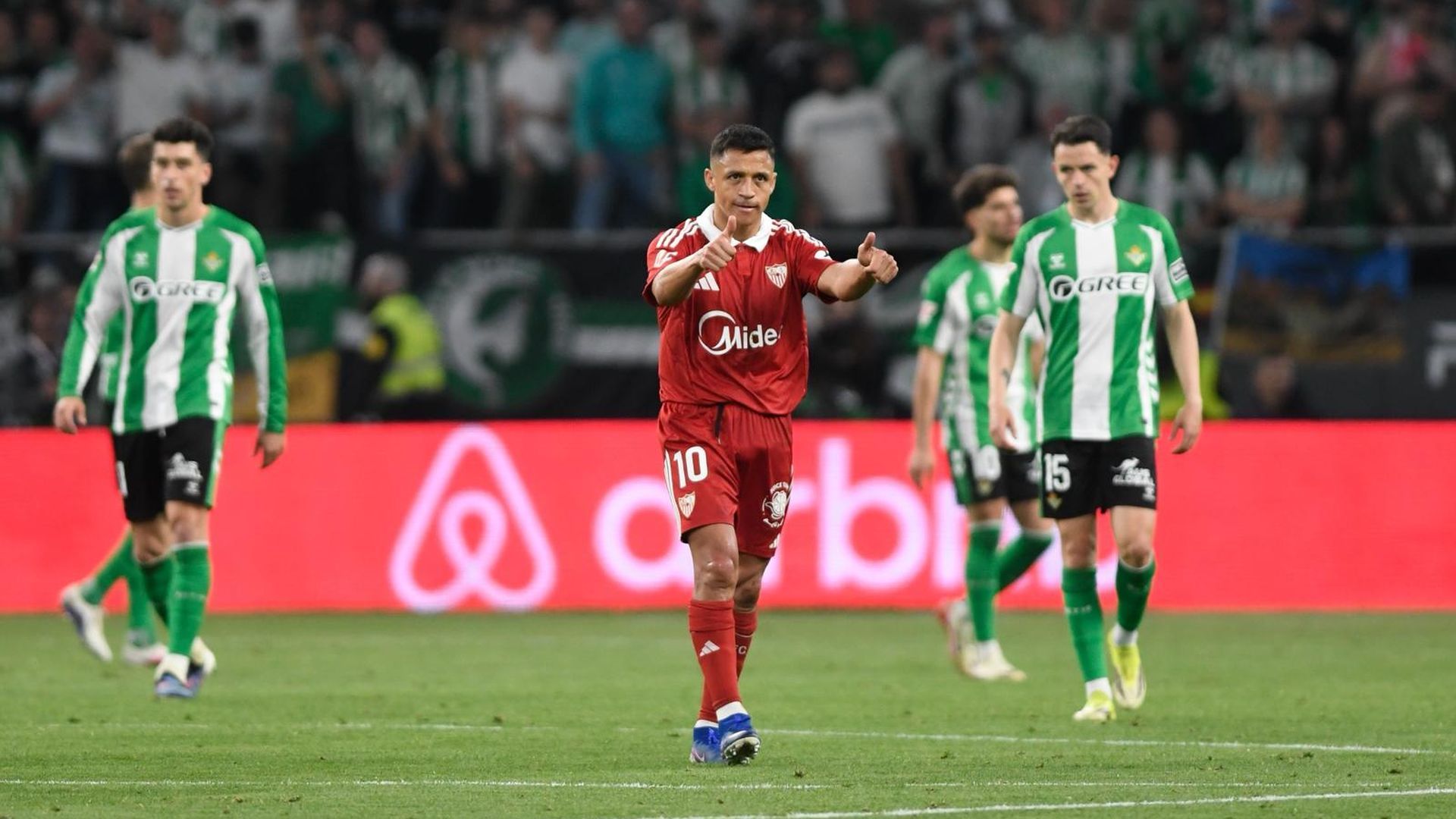 Alexis Sánchez, celebrando su gol ante el Betis