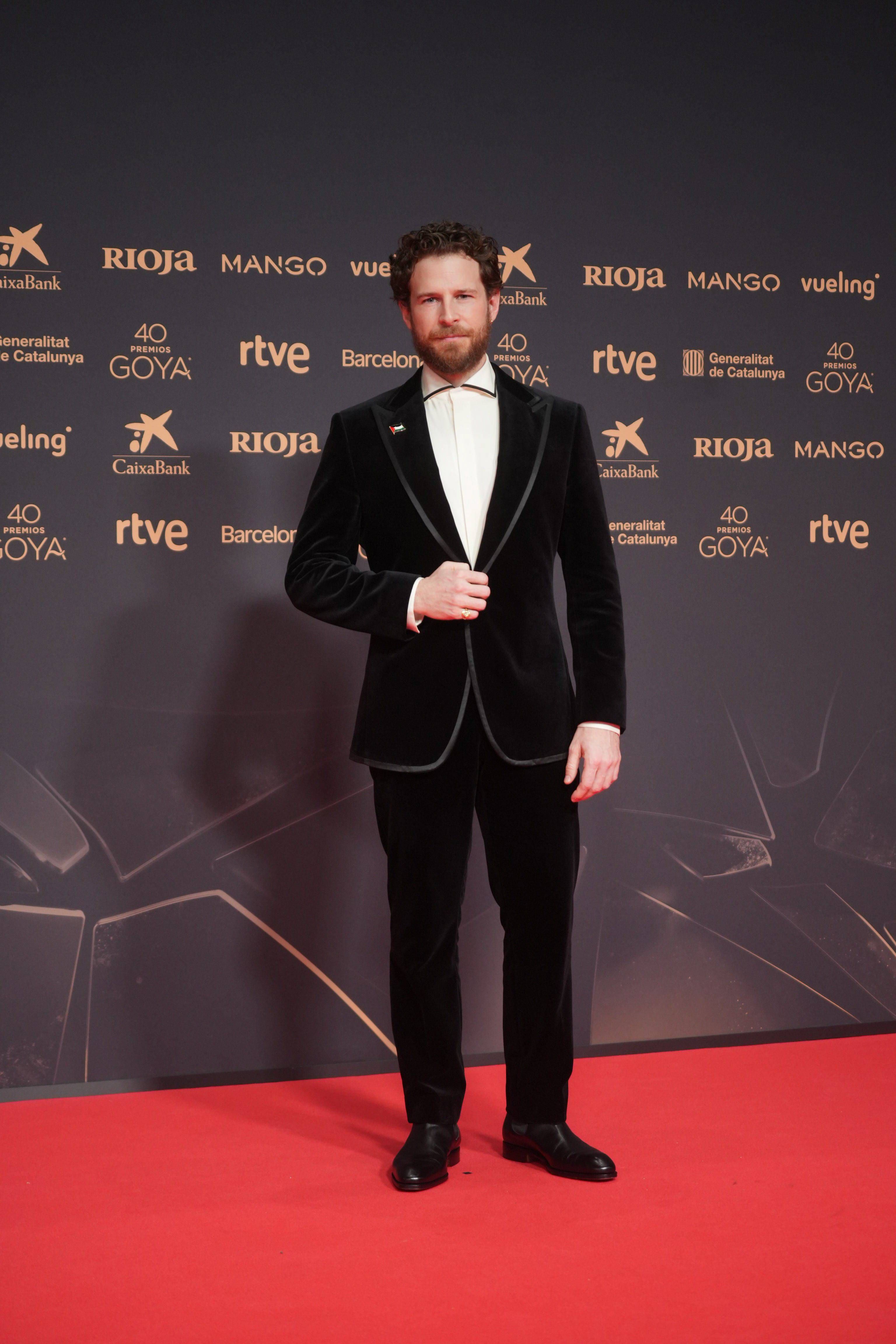 Álvaro Cervantes con traje de Mansolutely en los Goya 2026