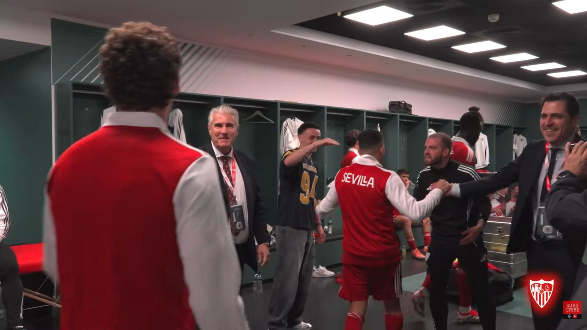 Antonio Cordón, felicitando a los jugadores