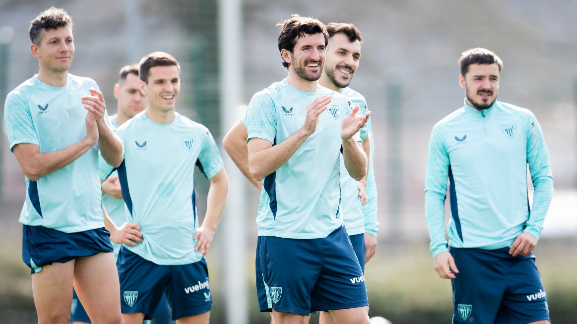 Aplausos y buen rollo en el entrenamiento del equipo en Lezama