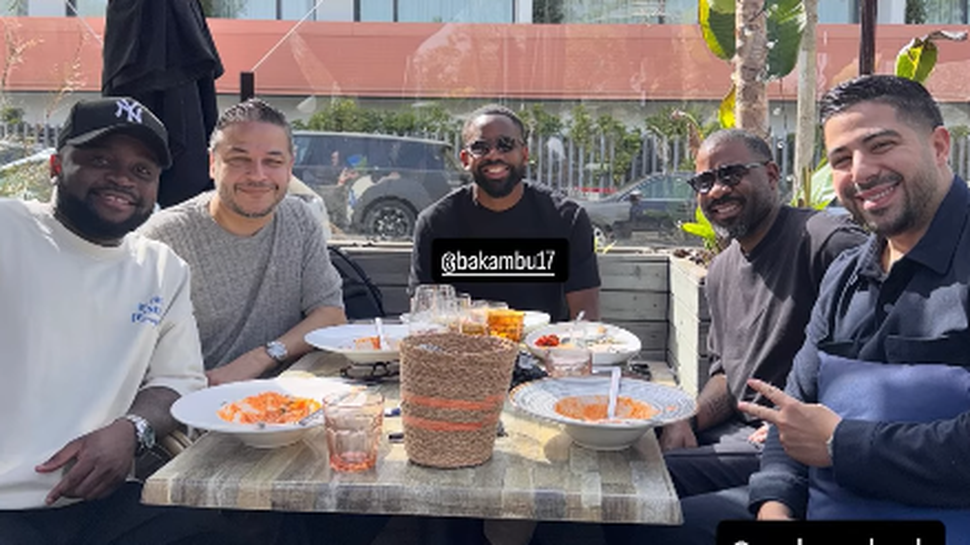Bakambu, Cedric y algunos amigos, almorzando juntos