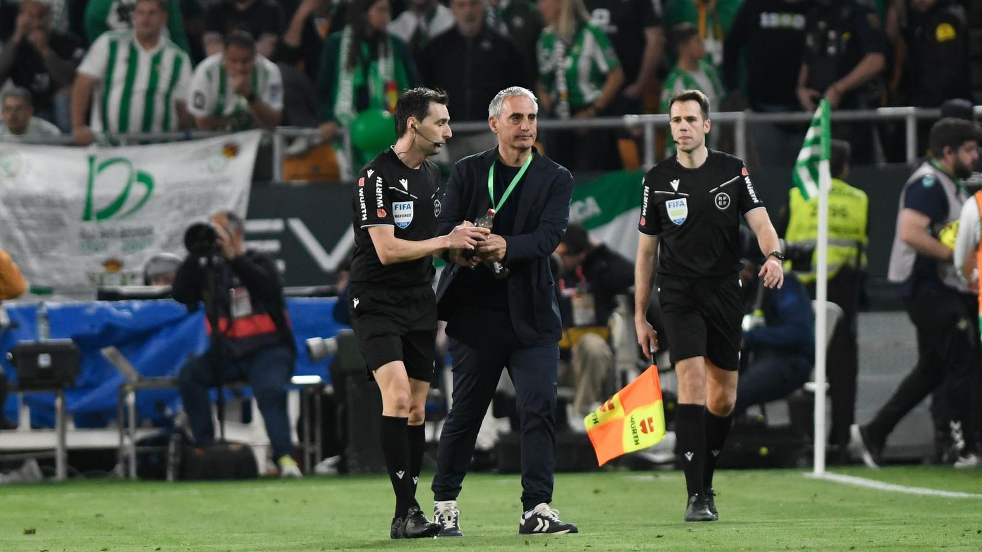 Burgos de Bengoetxea, tras recoger las botellas lanzadas al césped Burgos de Bengoetxea, tras recoger las botellas lanzadas al césped