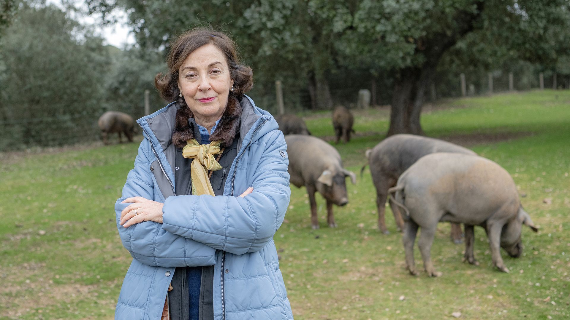 Carmen Hernández junto a los cerdos en su montanera